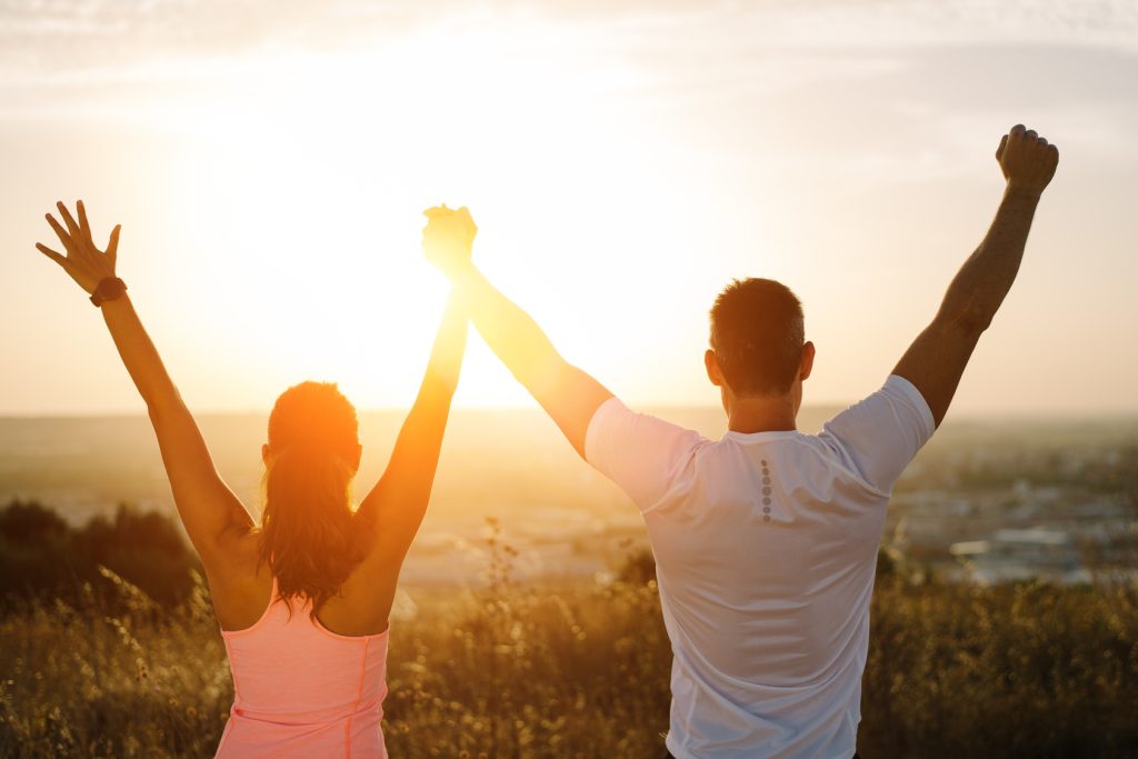 Pärchen macht gemeinsam Sport