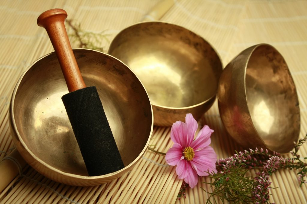 Klangschalen auf Bambus